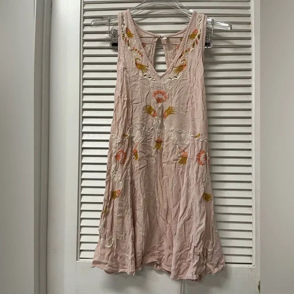 FREE PEOPLE✨Backless Dress with Floral Embroidery in Light Pink✨small